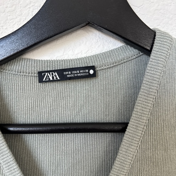 Zara Women's Ribbed Button-Up Sage Green Tee's - Picture 3 of 3